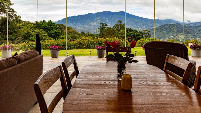 なぜ木に触れると温かく感じるのか？木のぬくもりと結露しない理由を紹介！